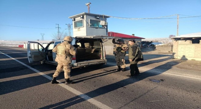 20 düzensiz göçmeni yakalandı, kaçakçı tutuklandı