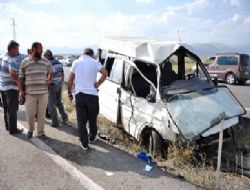 İşçi taşıyan minibüs takla attı