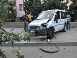 Önce ağaca sonra duvara çarptı