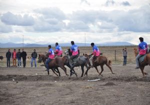 Rahvanda Saf Kan Atlar yarıştı