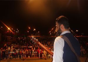 Aslan, ezgileriyle zulümlere dikkat çekti