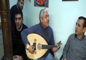 Putin'e tezek şarkılı tepki