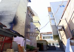 Duvar minareli cami görenleri şaşırtıyor