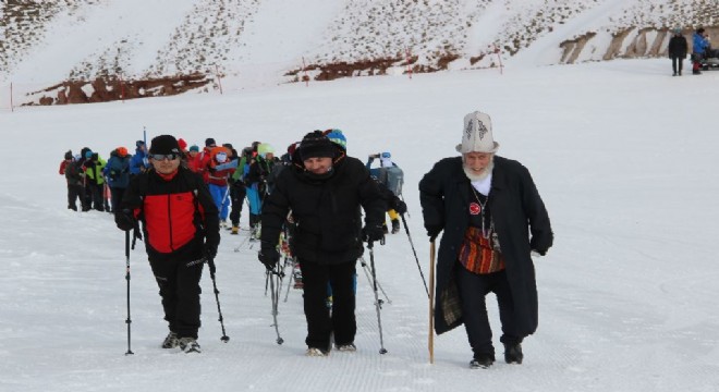 65'lik Dadaş Şehitler anısına Palandöken'e yürüdü