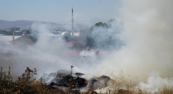 Adnan Menderes Mahallesi'nde örtü yangını