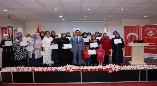 Aile eğitimi kursiyerleri belge aldı