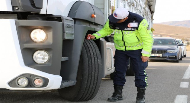 Bayburt yolunda kış lastiği denetimi