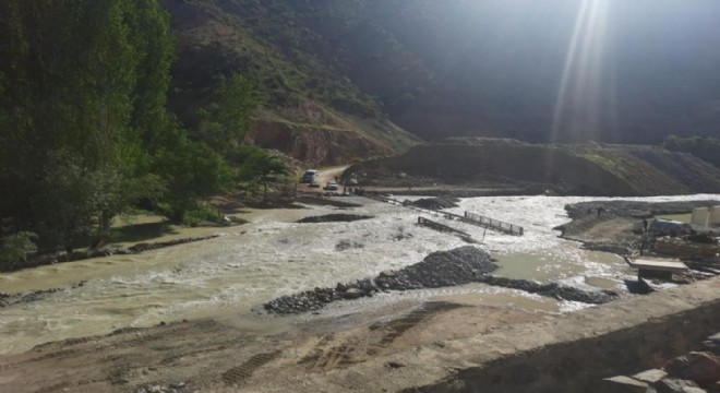 Çamlıkaya'da dere yatağı taştı