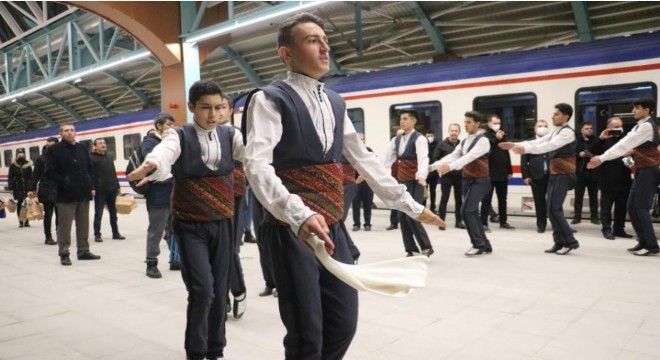 Doğu Ekspres'ine soğuk Sivas'ta sıcak karşılama