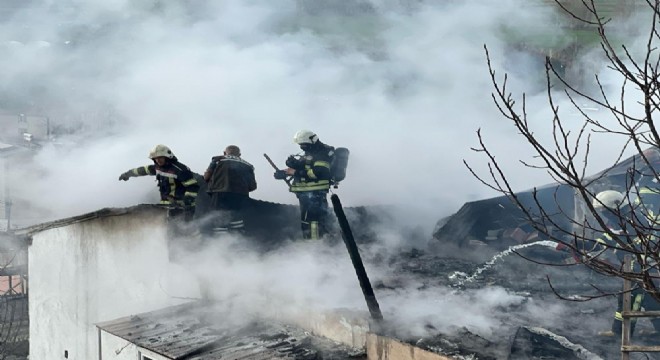 Dumlu'da çatı yangını