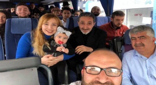 Emziğiyle turne yolunda bebek