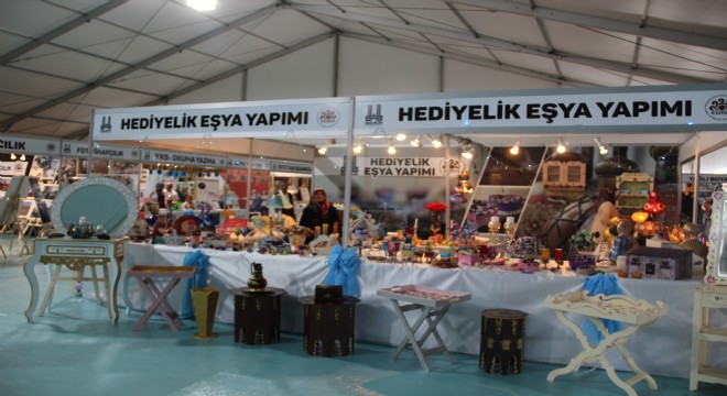 Esmek kursiyerleri el emeklerini sergiledi