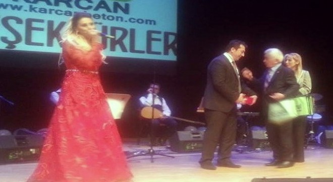 ‘Gündem Özel'e yılın en iyi haber programı ödülü