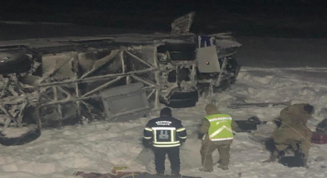 Horasan'da yolcu otobüsü devrildi: 38 yaralı