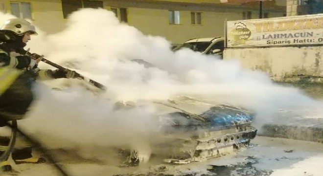 Hüseyin Avni Ulaş'ta oto yangını