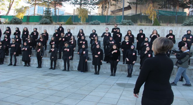 İşaret dili ile 10. Yıl Marşı'nı okudular