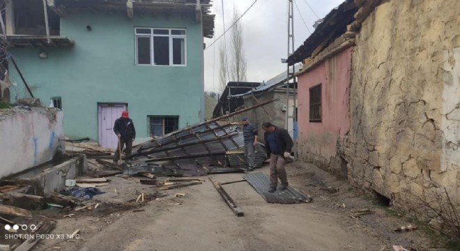 İspir'de fırtına çatıları uçurdu