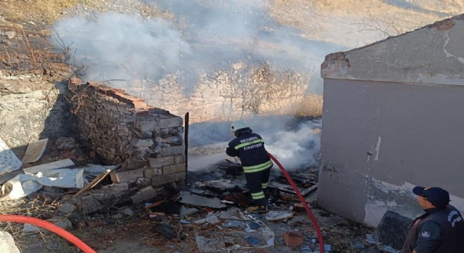 Kurtuluş'ta kömürlük yangını