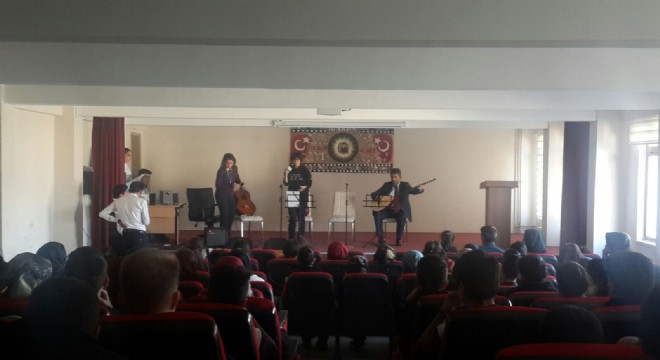 Lise öğrencileri Neşet Ertaş'ı andı