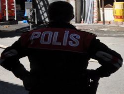 Nişanlısını yol ortasında dövdü