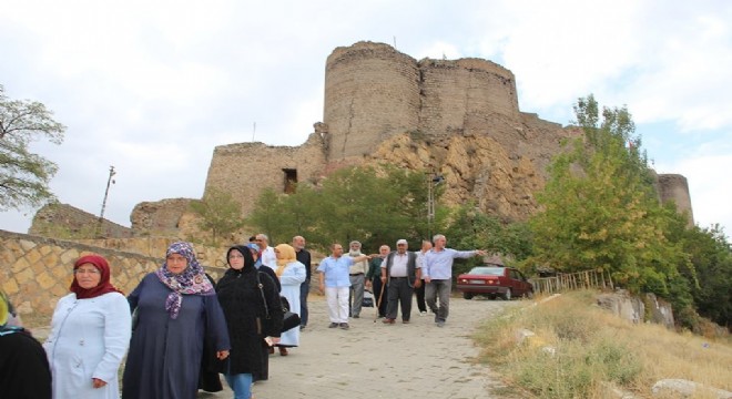 Oltu'nun tarihi yerlerini gezdiler