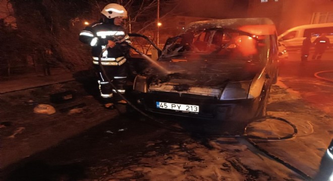 Otomobil alev topuna döndü
