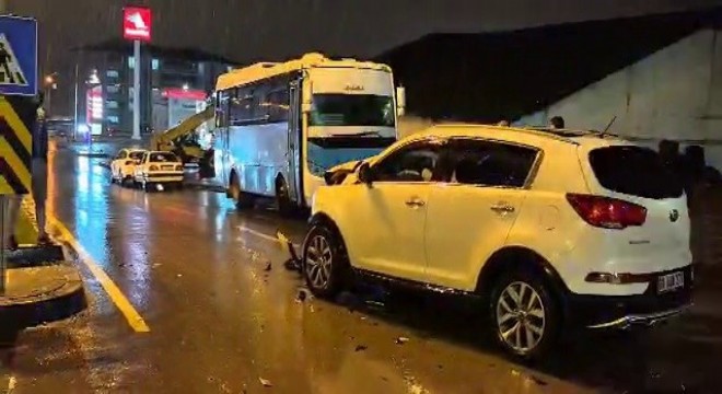 Otomobil ile halk otobüsü çarpıştı: 1 yaralı