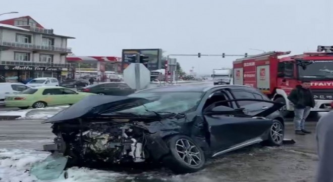 Otomobille beton mikseri çarpıştı: 2 yaralı