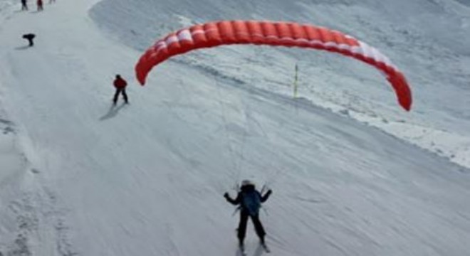 Palandöken'de yamaç paraşütü keyfi