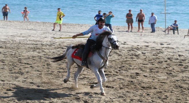 Plajda ciritçiler at koşturdu
