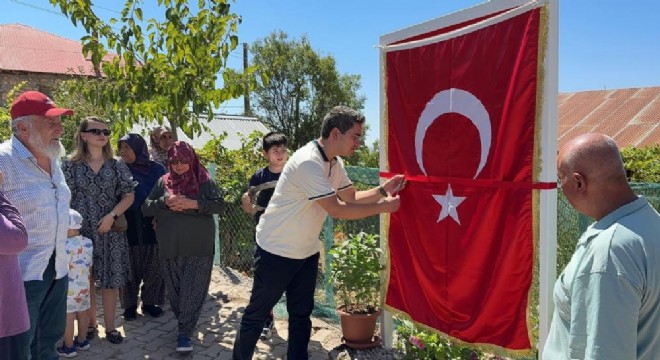 Şehidin ismi köy meydanına verildi