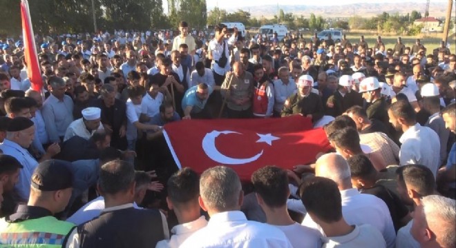 Şehit Selçuk dualarla uğurlandı