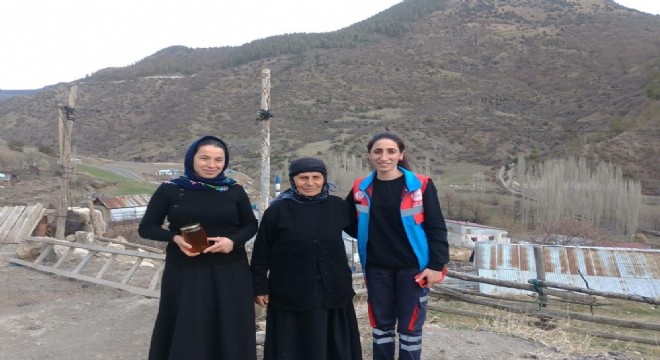 Şenkaya'da Yaşlılara bal dağıtıldı