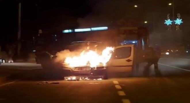 Seyir halindeki araç alev aldı