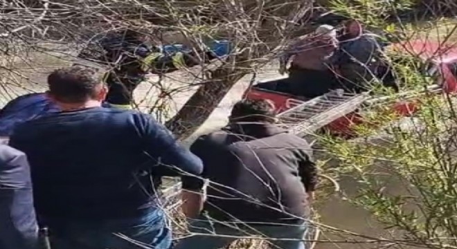 Sürücüyü itfaiye kurtardı