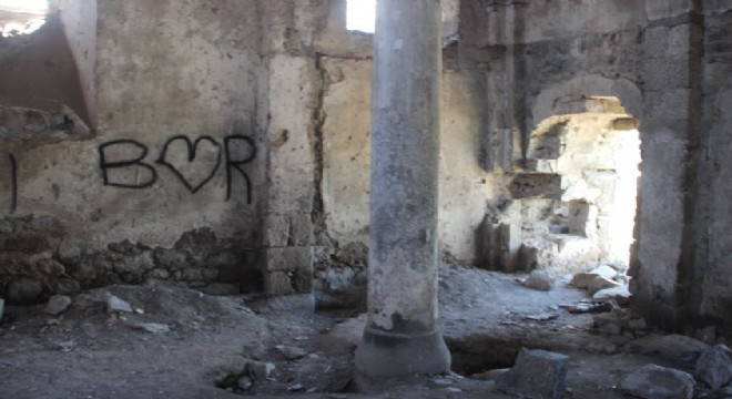 Tarihi kale Definecilerin saldırısına uğradı