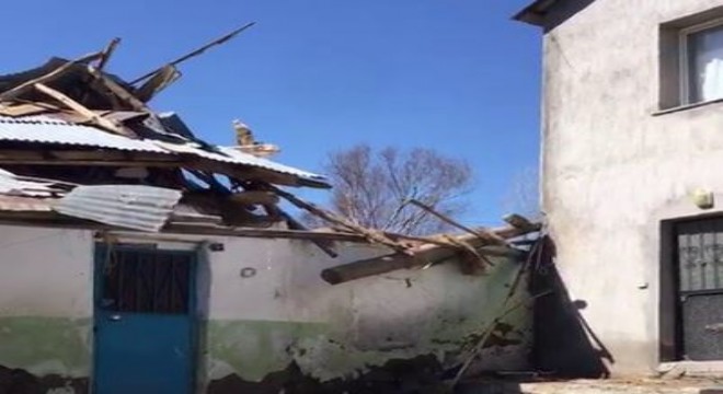 Tekman'da fırtına çatıları söktü