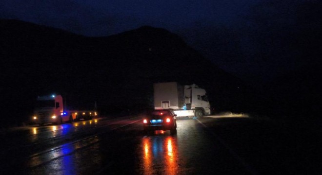 Tır karşı şeride geçti, sürücü şoka girdi