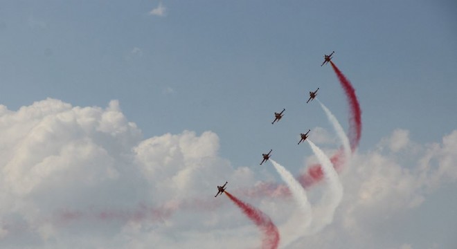 Türk Yıldızları ve Solo Türk'ü binlerce kişi izledi
