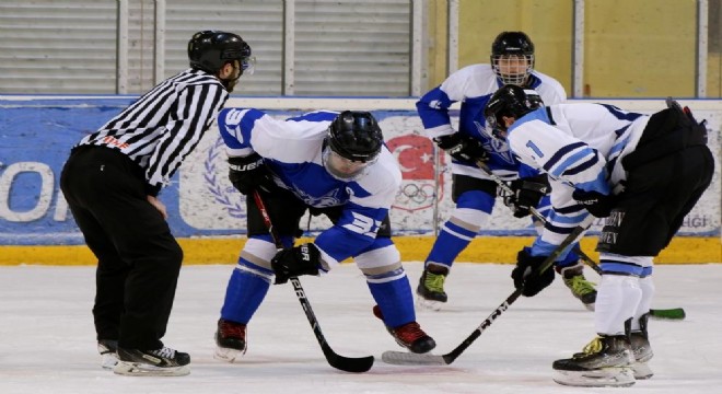 ÜNİLİG'de buz hokeyi heyecanı