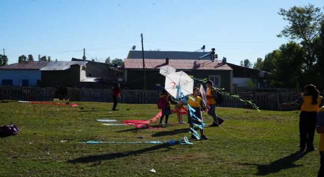 Uçurtmalar Sıraç için havalandı