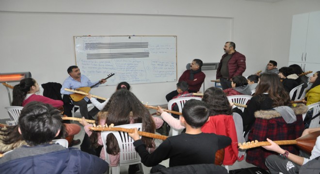 Ünlü bağlama virtüözünden ders alarak yetişiyorlar