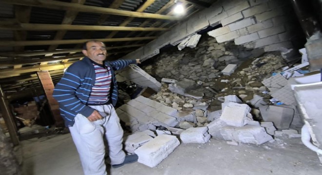 Uzundere Merkez'de heyelan evin çatısını yıktı