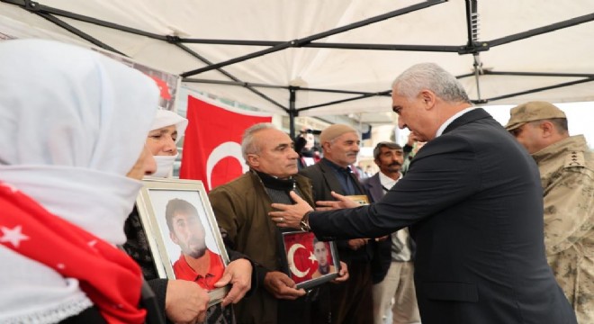 Vali Çakır'dan nöbetteki ailelere destek