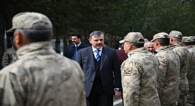 Vali Çiftçi Mehmetçikle bayramlaştı