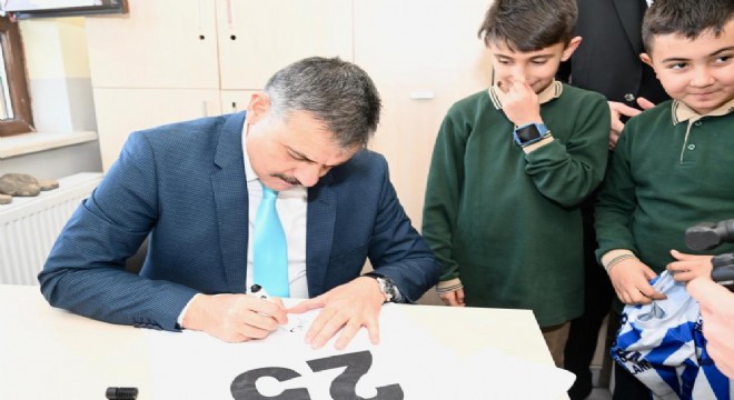 Vali Çiftçi'ye forma imzalatma sürprizi