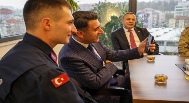 Vali'den Erzurumlu askere bayram sürprizi