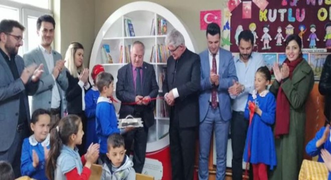 Yağmurcuk İlkokulu'na kitaplık desteği