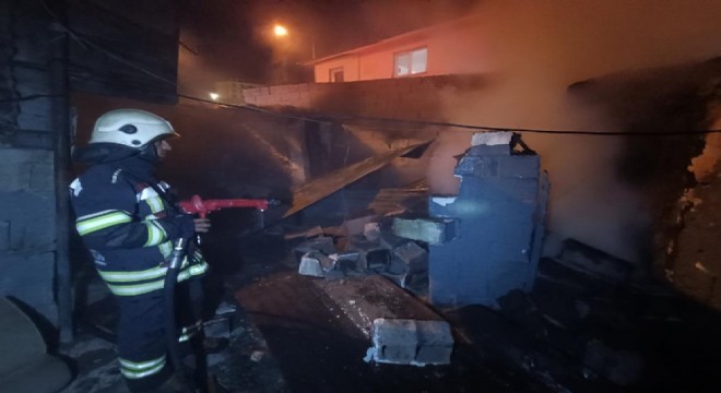 Yakutiye'de metruk binada yangın