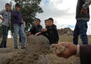 Tepe mezarlıkta iç sızlatan görüntü